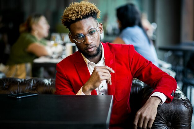 Hombre afroamericano en un café