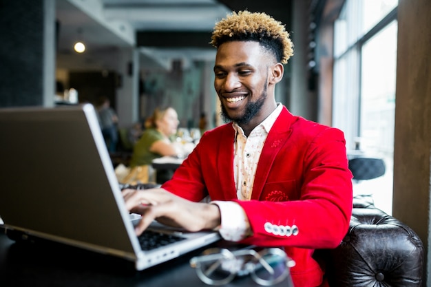 Hombre afroamericano en un café