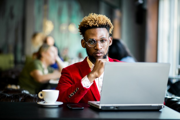 Hombre afroamericano en un café