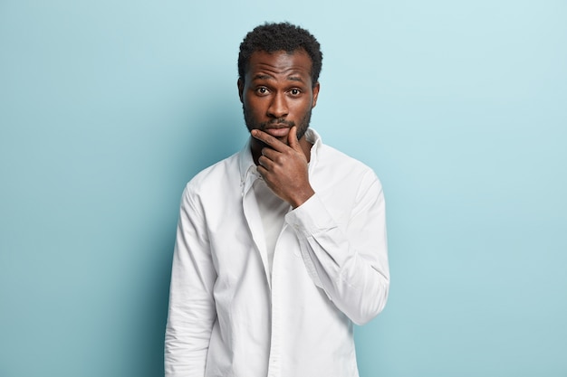 Hombre afroamericano con camisa blanca