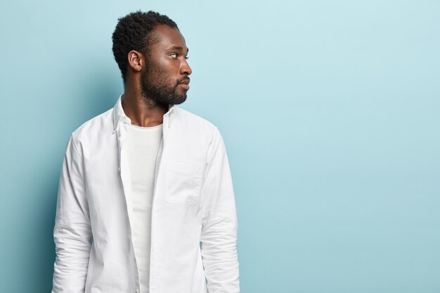 Hombre afroamericano con camisa blanca