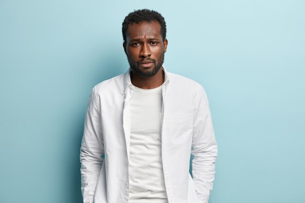 Hombre afroamericano con camisa blanca