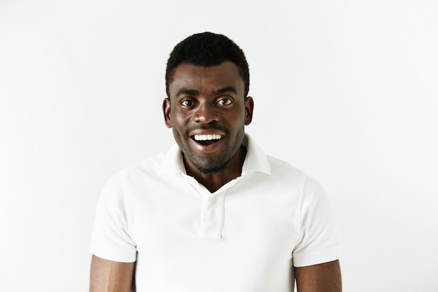 Hombre afroamericano con camiseta blanca