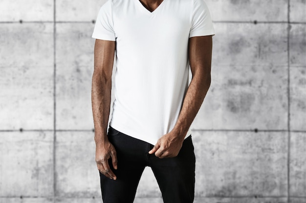 Hombre afroamericano con camiseta blanca