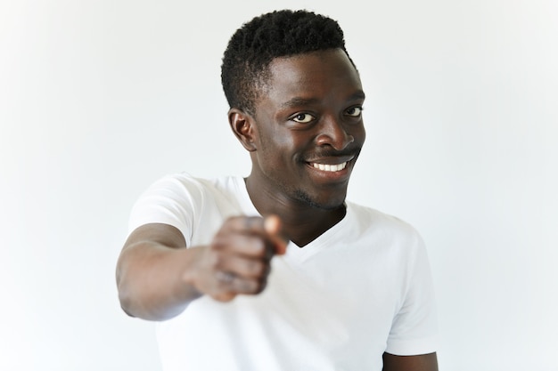 Hombre afroamericano en camiseta blanca