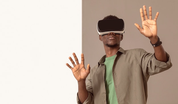 Hombre afroamericano con casco de realidad virtual