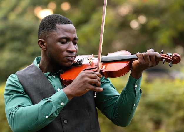 Foto gratuita hombre afroamericano celebrando el día internacional del jazz