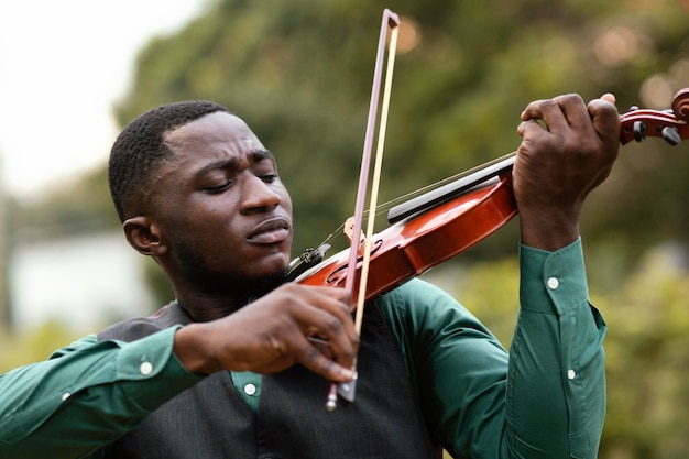 Foto gratuita hombre afroamericano celebrando el día internacional del jazz