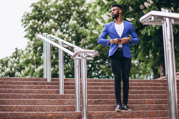 Hombre afroamericano en chaqueta azul