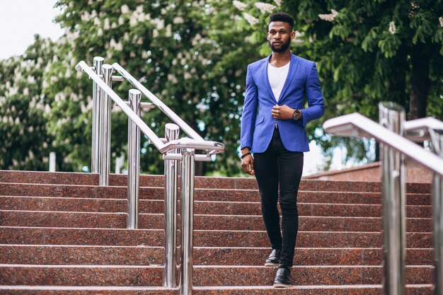 Hombre afroamericano en chaqueta azul