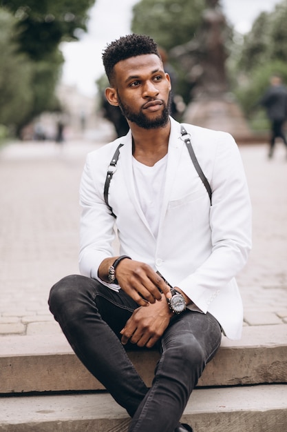 Hombre afroamericano en chaqueta blanca