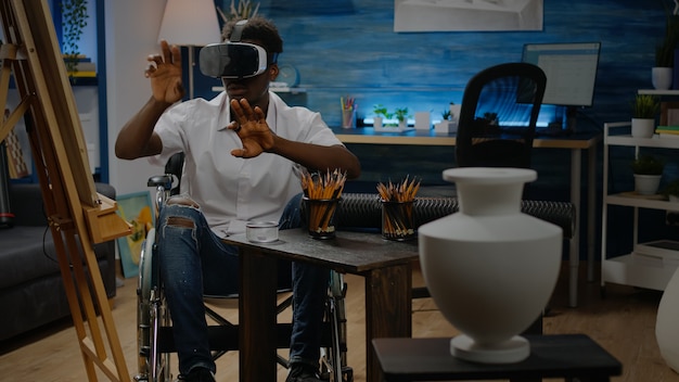 Hombre afroamericano discapacitado con gafas vr en busca de inspiración