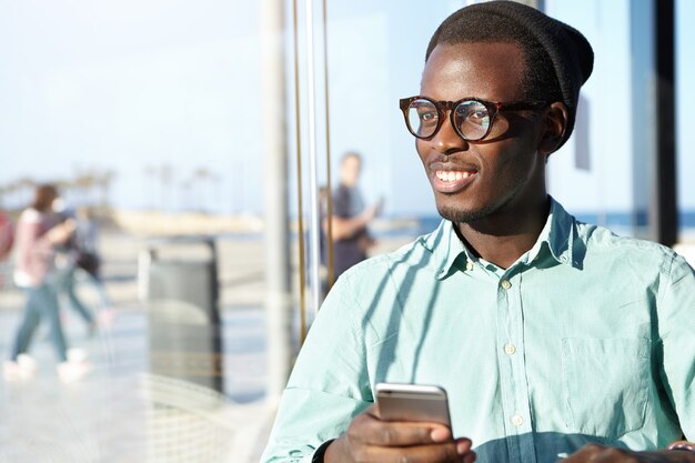 Hombre afroamericano elegante con teléfono