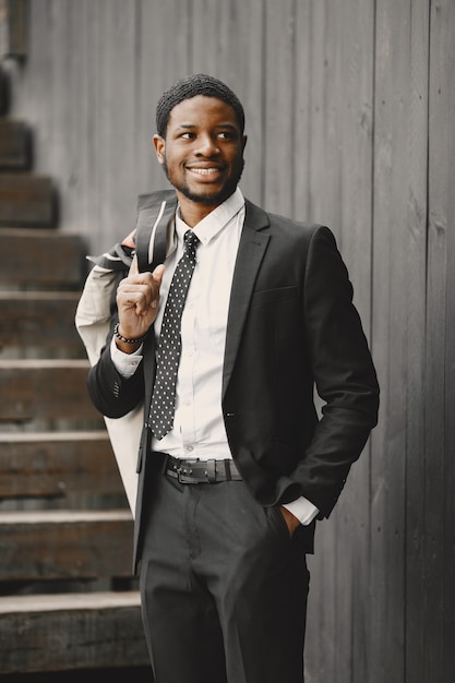 Hombre afroamericano en un elegante traje negro.