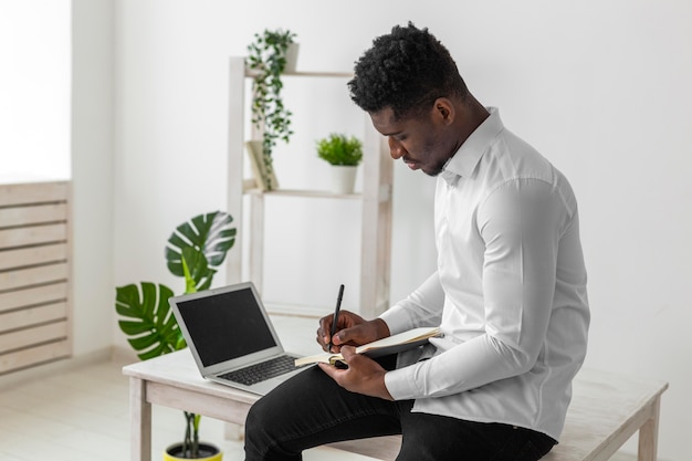 Foto gratuita hombre afroamericano escribiendo