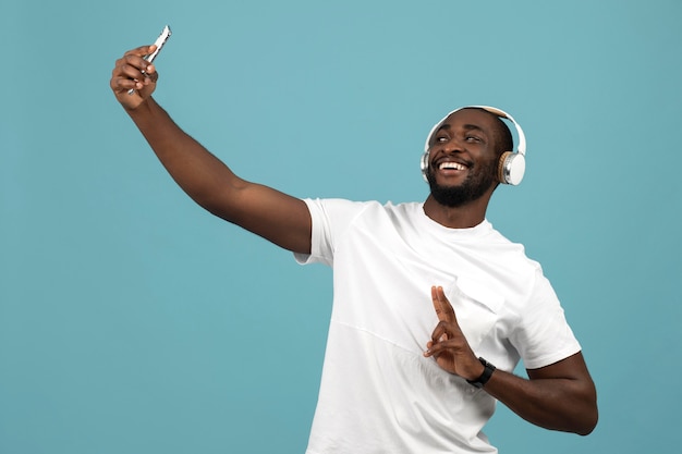 Foto gratuita hombre afroamericano escuchando música en auriculares