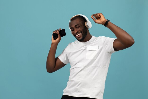 Hombre afroamericano escuchando música en auriculares