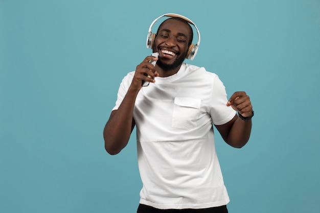 Hombre afroamericano escuchando música en auriculares