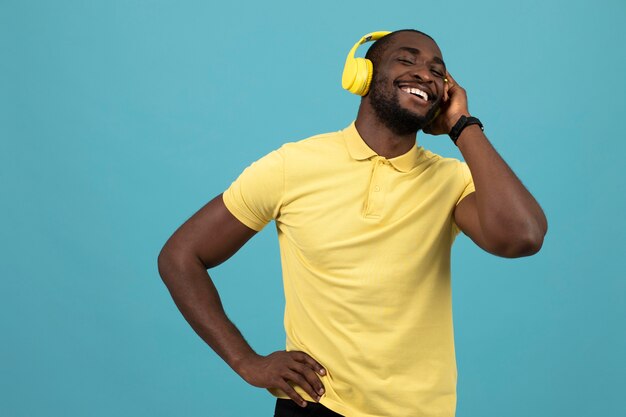 Hombre afroamericano escuchando música en auriculares