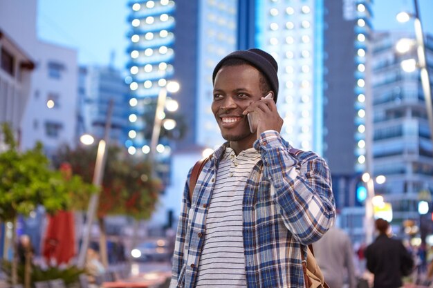 Hombre afroamericano con estilo en la calle