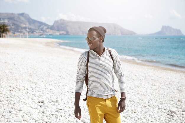 Hombre afroamericano con estilo en la playa