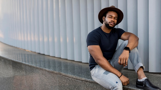 Hombre afroamericano con estilo posando con espacio de copia