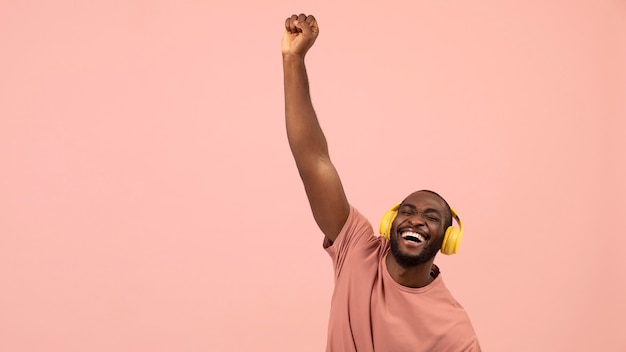 Hombre afroamericano expresivo escuchando música