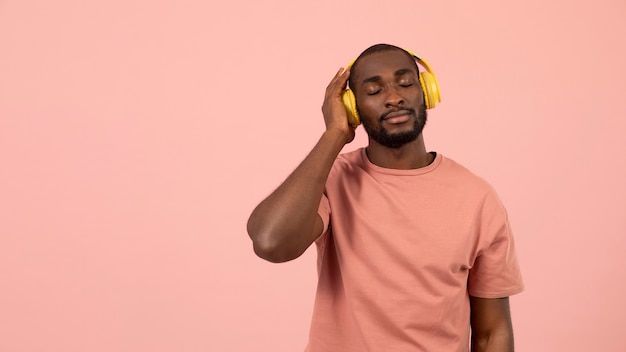 Hombre afroamericano expresivo escuchando música