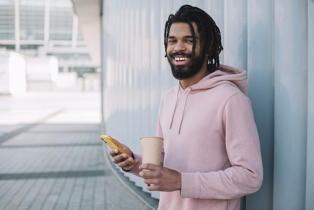 Foto gratuita hombre afroamericano feliz al aire libre