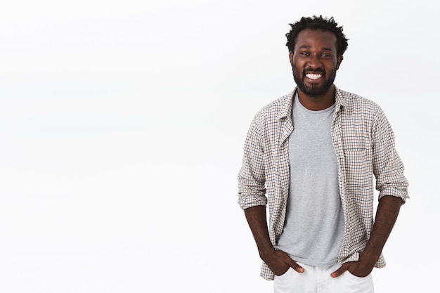 Hombre afroamericano feliz saliente, sociable con barba, corte de pelo afro