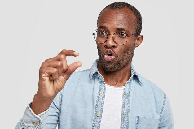 Hombre afroamericano con gafas redondas y camisa vaquera