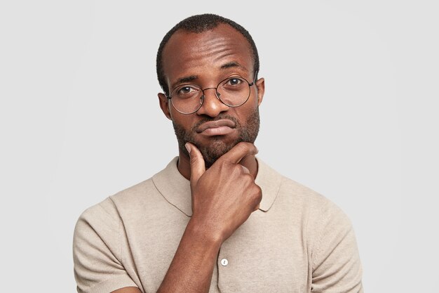 Hombre afroamericano con gafas redondas