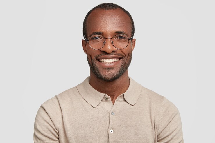 Foto gratuito hombre afroamericano con gafas redondas