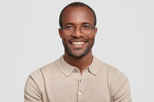 Hombre afroamericano con gafas redondas