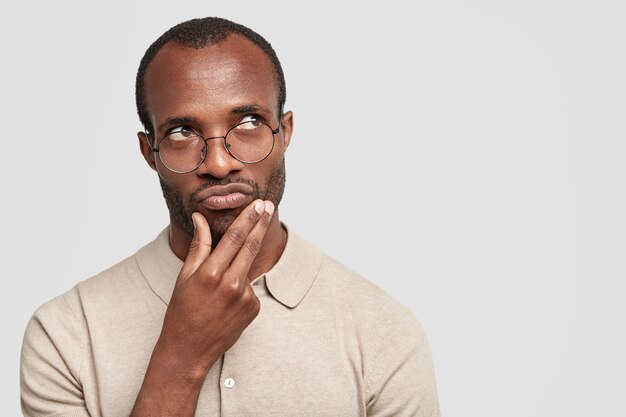 Hombre afroamericano con gafas redondas