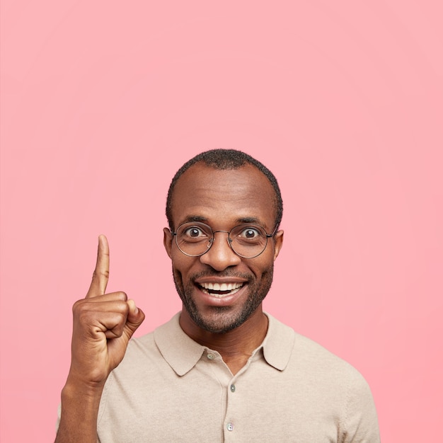 Hombre afroamericano con gafas redondas