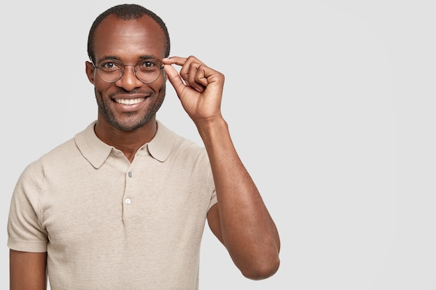 Hombre afroamericano con gafas redondas