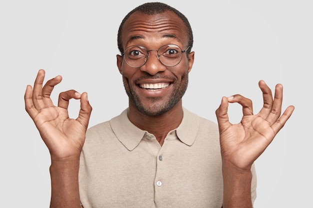 Hombre afroamericano con gafas redondas