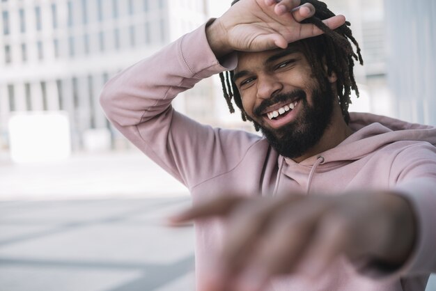 Hombre afroamericano guapo riendo