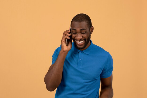 Hombre afroamericano hablando por el teléfono inteligente