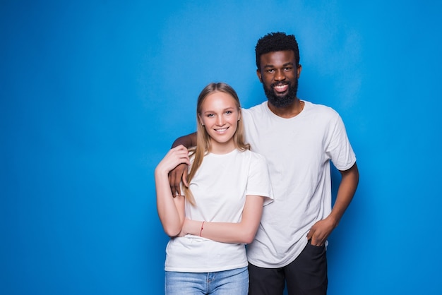 Hombre afroamericano y hermosa mujer caucásica diversa pareja de amor, apoyo y cuidado, aislado en la pared azul