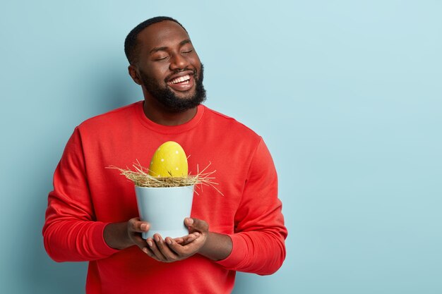 Hombre afroamericano con huevo de Pascua