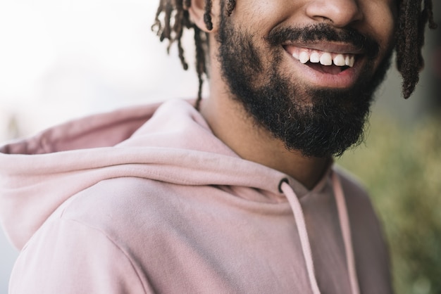 Foto gratuita hombre afroamericano irreconocible sonriendo