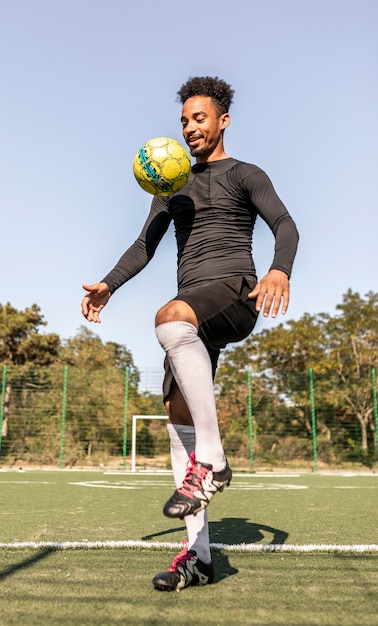 Hombre afroamericano jugando al fútbol