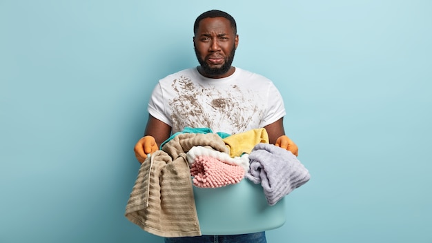 Hombre afroamericano lavando ropa