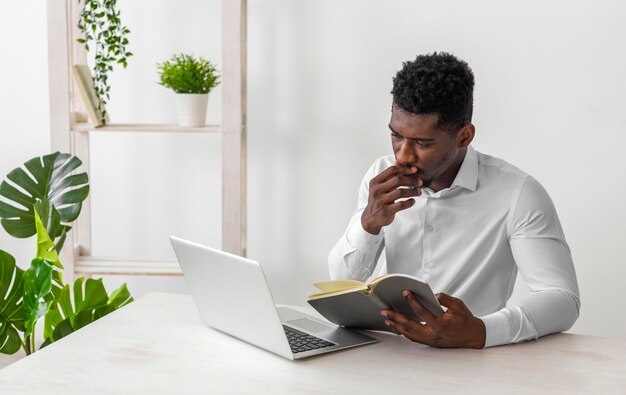 Hombre afroamericano leyendo el manual