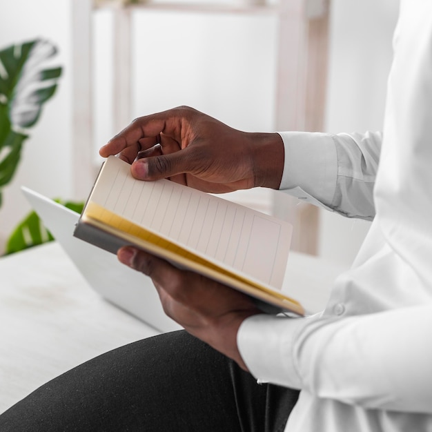 Foto gratuita hombre afroamericano leyendo sus notas de cerca