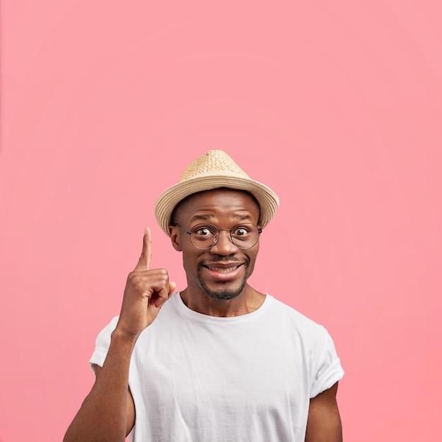 Hombre afroamericano, llevando, sombrero de paja