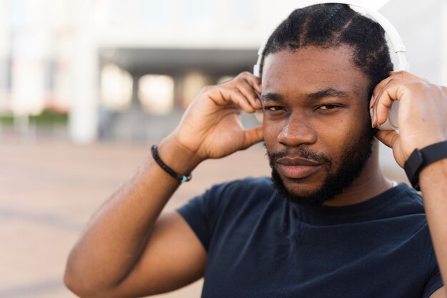 Hombre afroamericano moderno poniendo sus auriculares