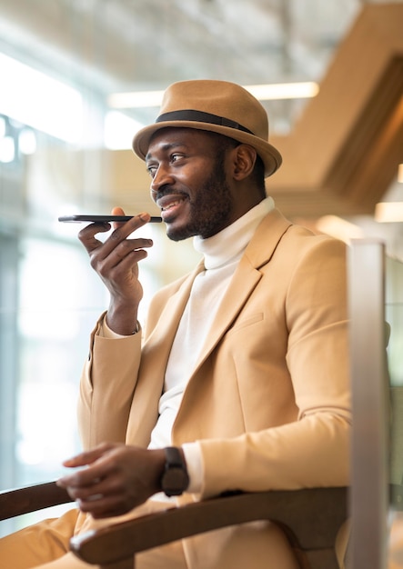 Hombre afroamericano moderno trabajando en una cafetería.